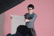 用紙を手に取るシソンヌじろう。