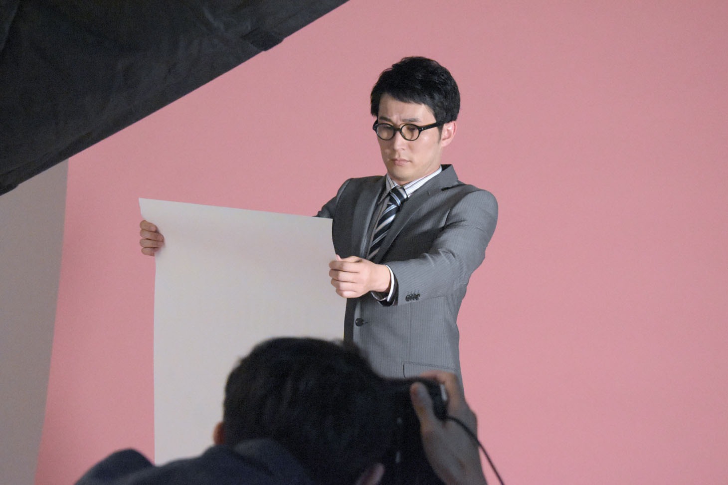 用紙を手に取るシソンヌじろう。