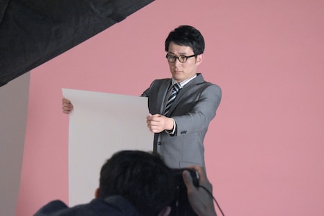 用紙を手に取るシソンヌじろう。