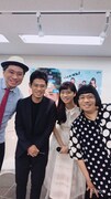 スマホアプリ「SNOW」を使って記念撮影をした(左から)鈴木おさむ、伊藤淳史、新川優愛、メイプル超合金・安藤。全員の顔が伊藤になっている。