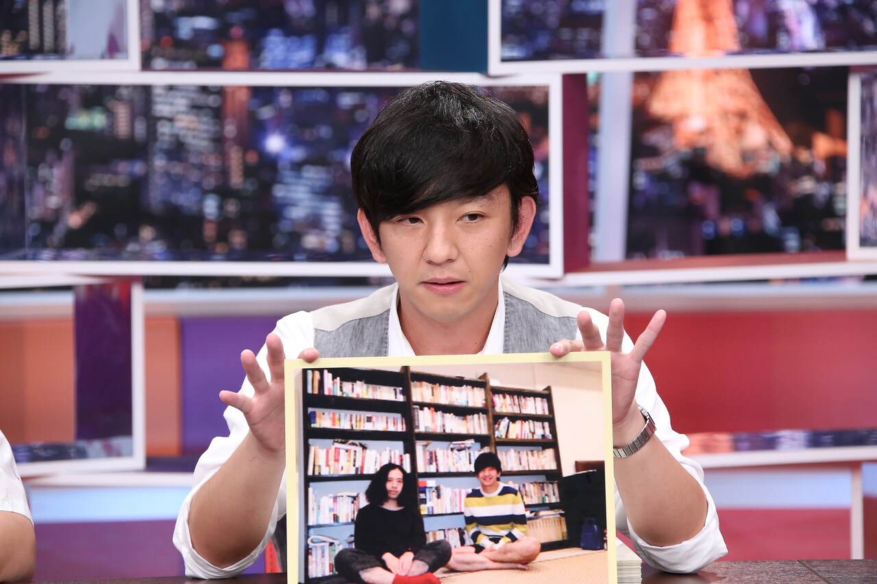 「採用！フリップNEWS」でシェアハウスについてプレゼンする、パンサー向井。(c)CTV