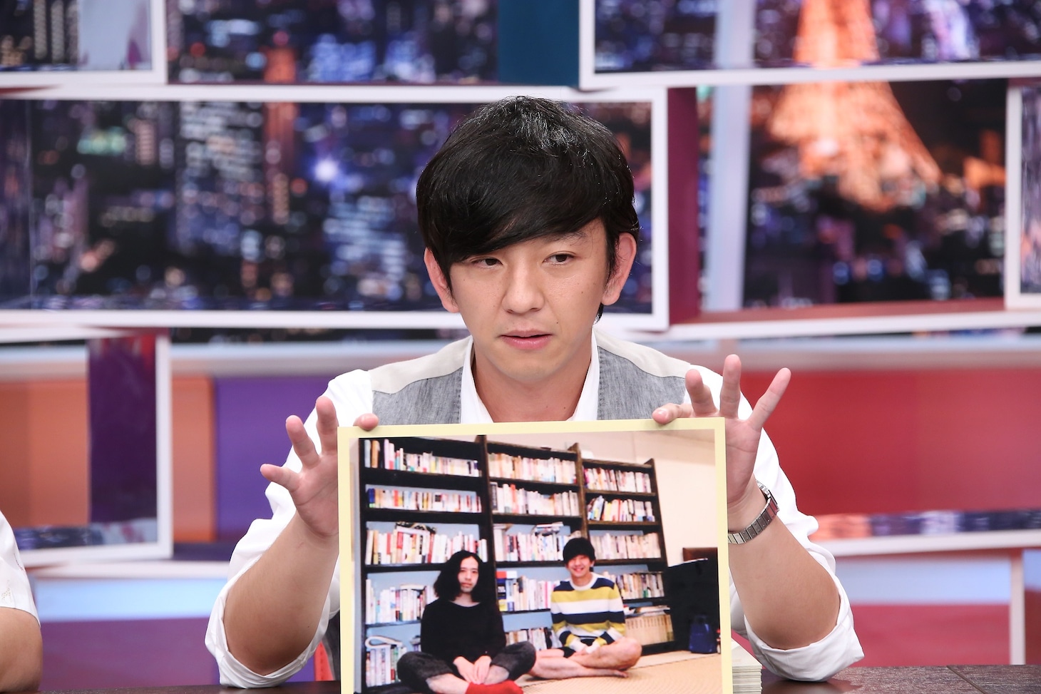 「採用！フリップNEWS」でシェアハウスについてプレゼンする、パンサー向井。(c)CTV
