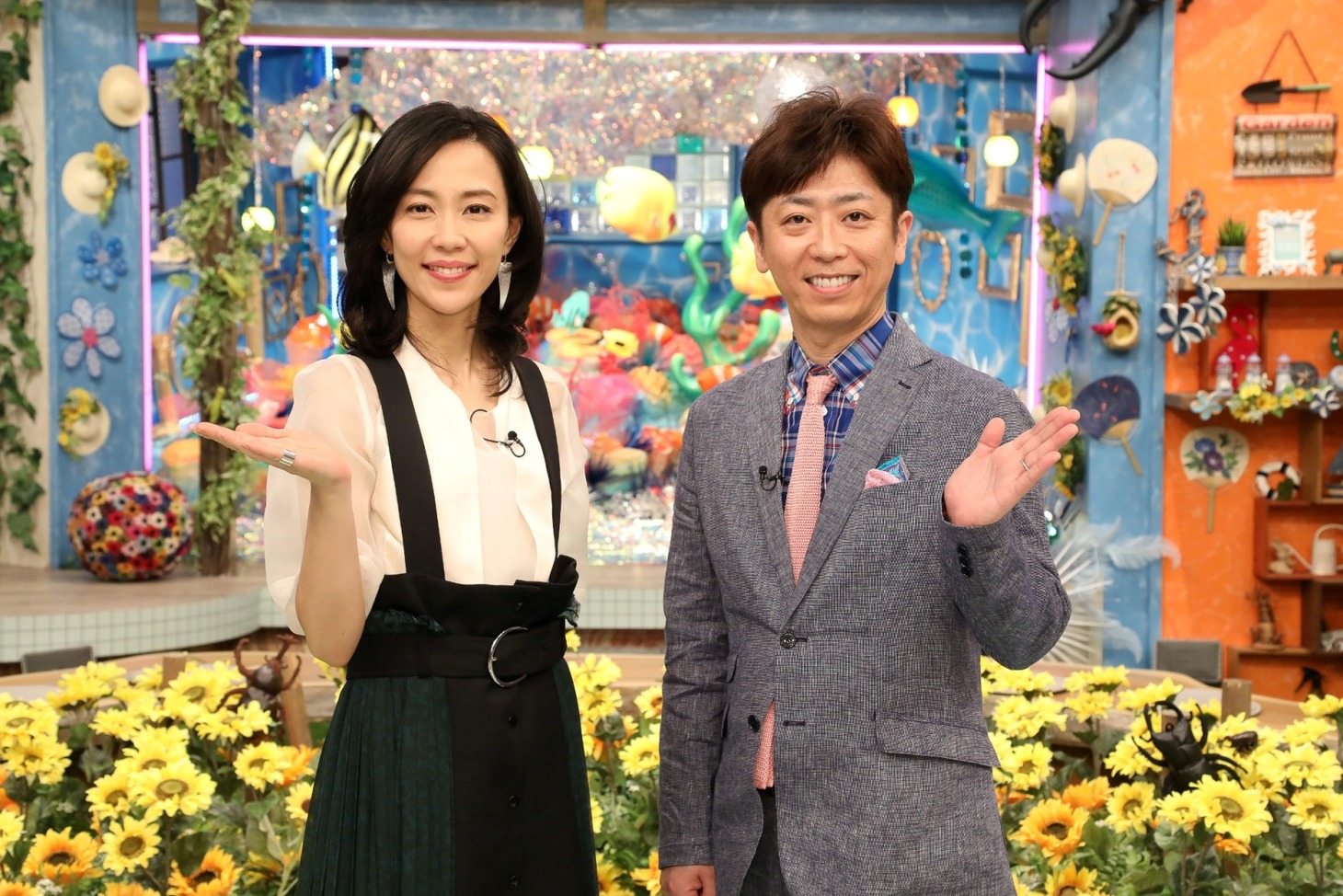 「潜入！ウワサの大家族SP」MCのフットボールアワー後藤（右）、木村佳乃（左）。(c)関西テレビ