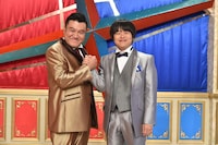 「笑×演」MCの（左から）アンタッチャブル山崎とバカリズム。(c)テレビ朝日