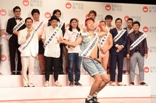 ホットヒーヒーを披露する2700ツネ。芸人陣から「本人も飽きてるやつだ！」と野次が飛ぶ。