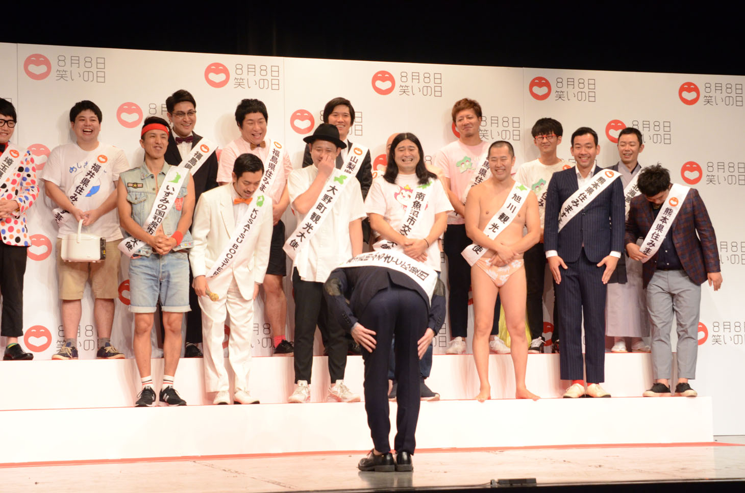 芸人たちにも深々とお辞儀するニューヨーク嶋佐。