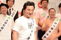 「三浦大知です」と挨拶するジャングルポケット斉藤。