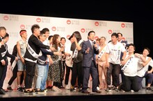 西川きよしのボケにコケてみせる芸人たち。