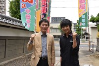本田剛文（右）と船岡久嗣アナウンサー（左）は九重部屋の朝稽古へ。(c)NHK