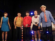 左から曽田茉莉江、ジェラードン、鈴木おさむ。(c)BSフジ