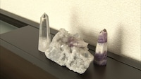 とある男性芸能人の部屋に置かれているクリスタル。(c)テレビ朝日