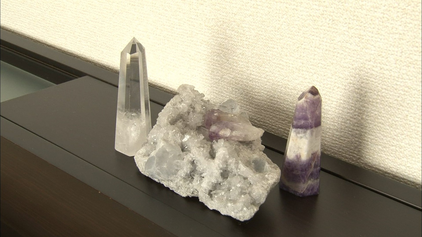 とある男性芸能人の部屋に置かれているクリスタル。(c)テレビ朝日