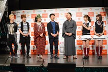 左からエグスプロージョン、椿鬼奴、藤井隆、レイザーラモンRG、渋谷凪咲、加藤夕夏。