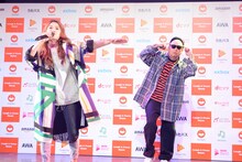 新曲「DANGEROUS feat.RG」を披露する（左から）fumika、レイザーラモンRG。