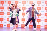 新曲「DANGEROUS feat.RG」を披露する（左から）fumika、レイザーラモンRG。