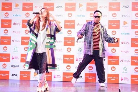 新曲「DANGEROUS feat.RG」を披露する（左から）fumika、レイザーラモンRG。