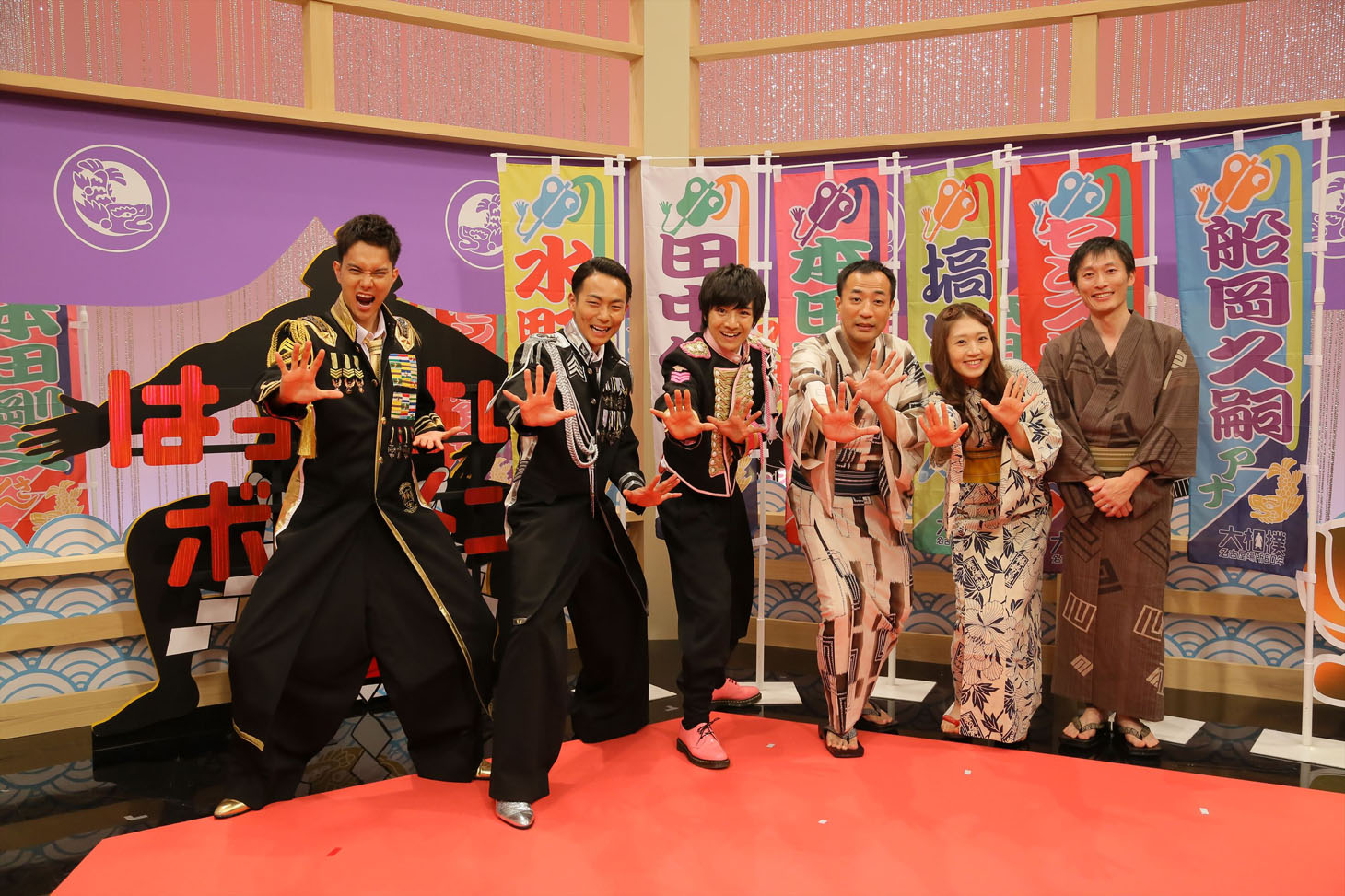 「はっけよい！ボイメン」に出演するナイツ塙（左から4人目）とセンス爆発女（左から5人目）。(c)NHK