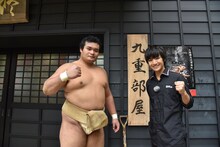 千代の国関（左）と本田剛文。(c)NHK