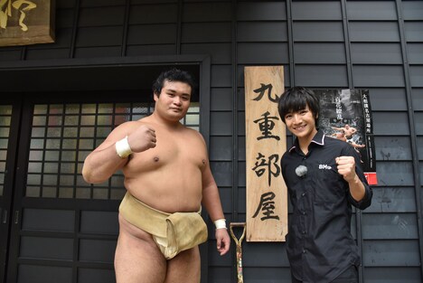 千代の国関(左)と本田剛文。(c)NHK