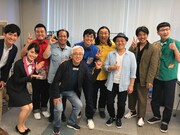 「ザキとロバ」メンバーと“おっさん”たち。(c)メ～テレ