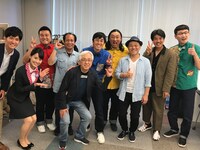 「ザキとロバ」メンバーと“おっさん”たち。(c)メ～テレ