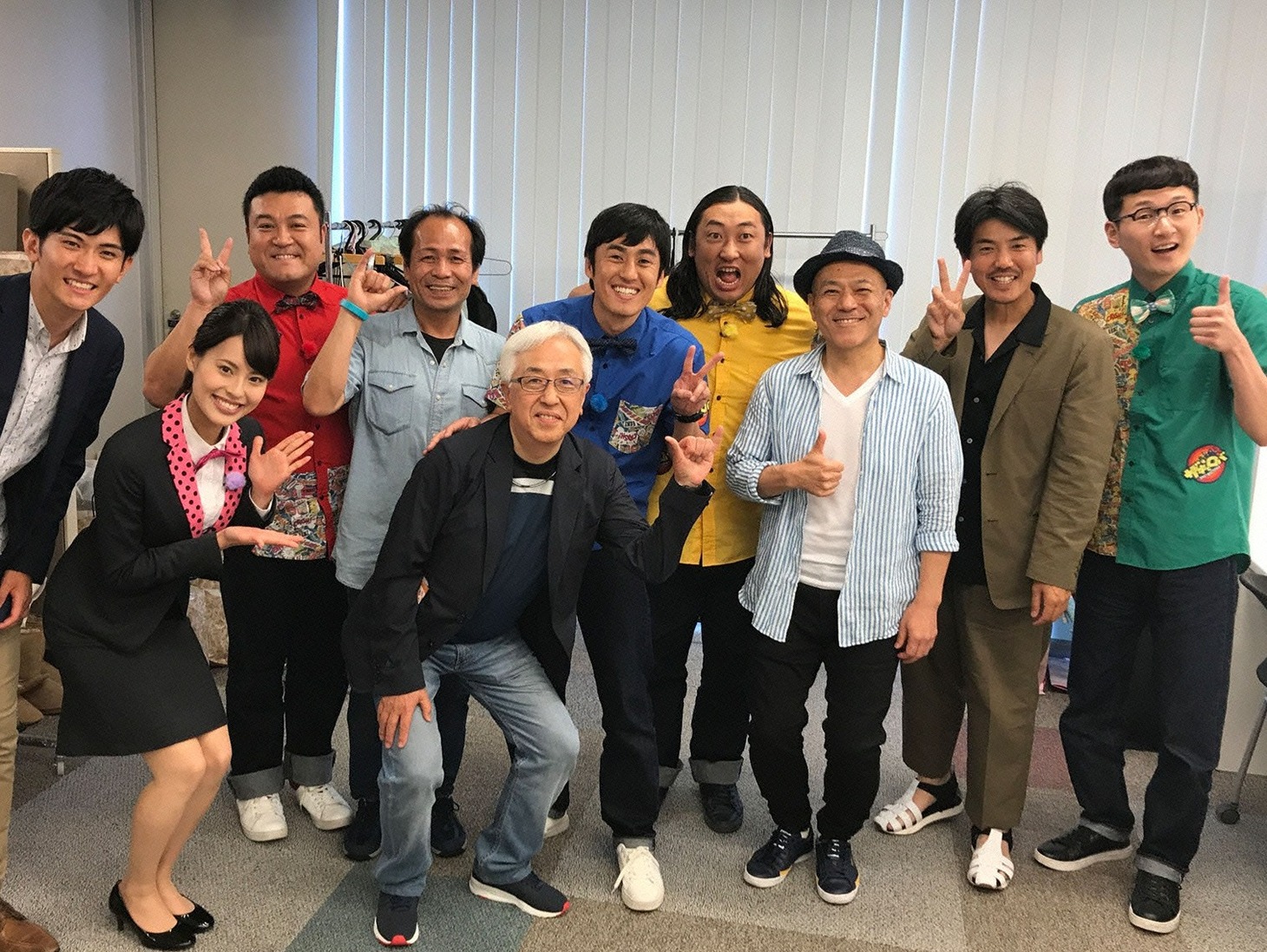 「ザキとロバ」メンバーと“おっさん”たち。(c)メ～テレ