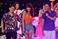 ブルゾンちえみ with Bのネタ同様のポージングを見せるスピードワゴンと久松郁実（中央）。