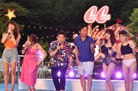 プール開きを宣言するスピードワゴン（中央）ら。