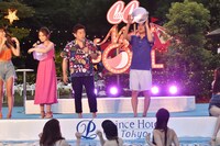 プールに入った「CanCam」読者とビーチボールで戯れるスピードワゴン小沢。