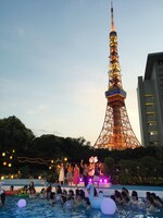 東京タワーを見上げるロケーションの「CanCam×Tokyo Prince Hotel Night Pool」。