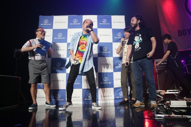 イベント「BOYS TUNE FES 2017 BY RAGEBLUE」にて、Creepy Nutsと共演するトレンディエンジェル（左）。