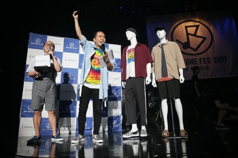 会場を盛り上げるトレンディエンジェル。