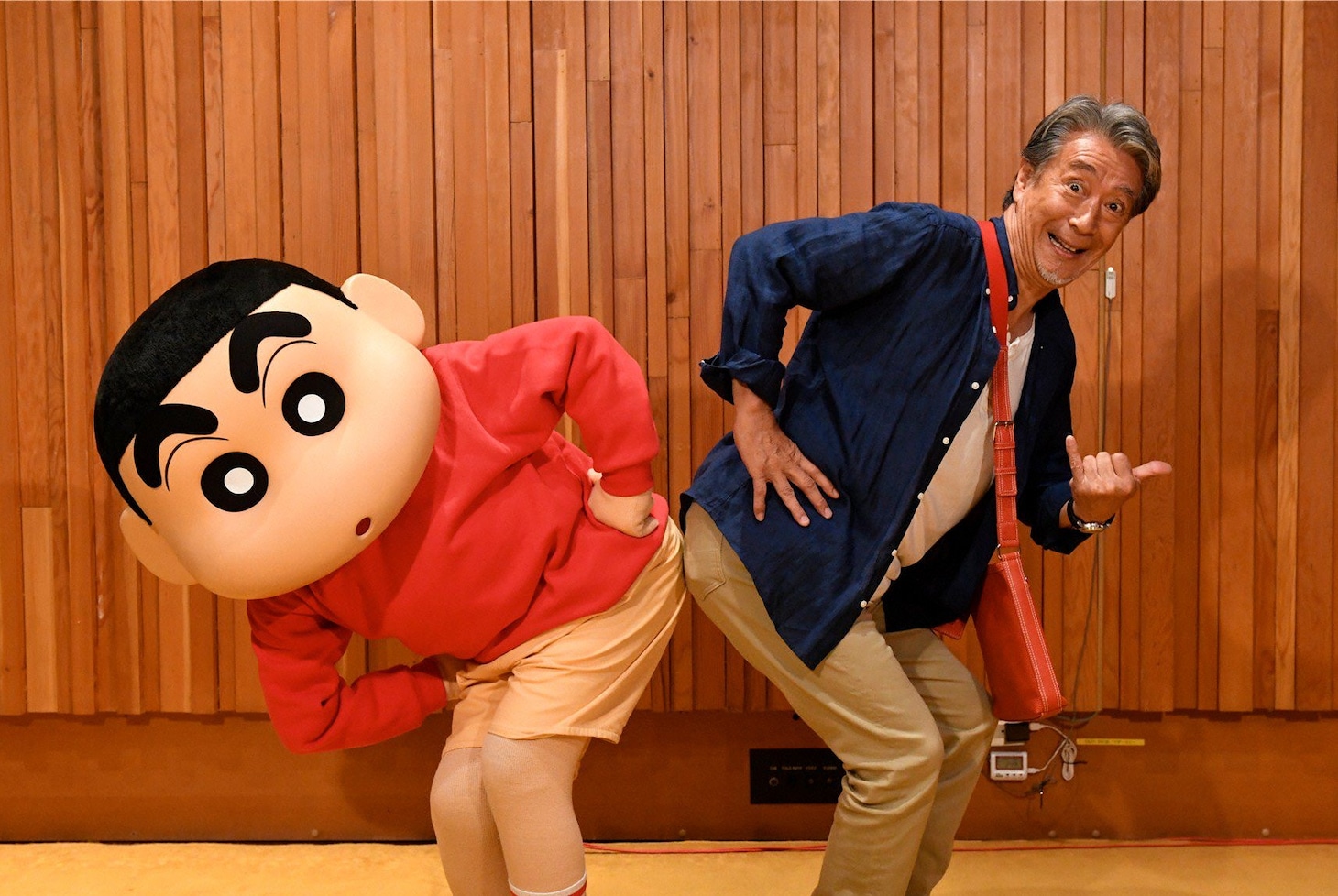 アニメ「クレヨンしんちゃん」に本人役で登場する高田純次（右）。(c)臼井儀人 / 双葉社・シンエイ・テレビ朝日・ADK