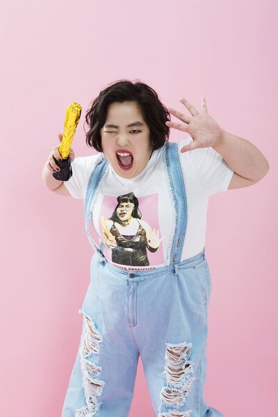 WEGOとのコラボTシャツを着たゆりやんレトリィバァ。