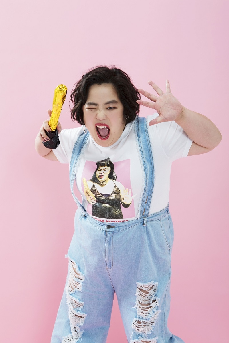 WEGOとのコラボTシャツを着たゆりやんレトリィバァ。