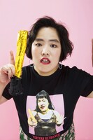 WEGOとのコラボTシャツを着たゆりやんレトリィバァ。