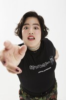 WEGOとのコラボTシャツを着たゆりやんレトリィバァ。