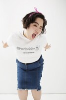 WEGOとのコラボTシャツを着たゆりやんレトリィバァ。