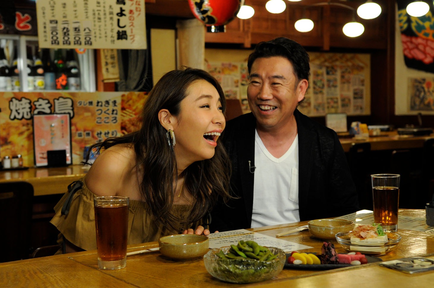 左から鈴木紗理奈、メッセンジャーあいはら。(c)ABC
