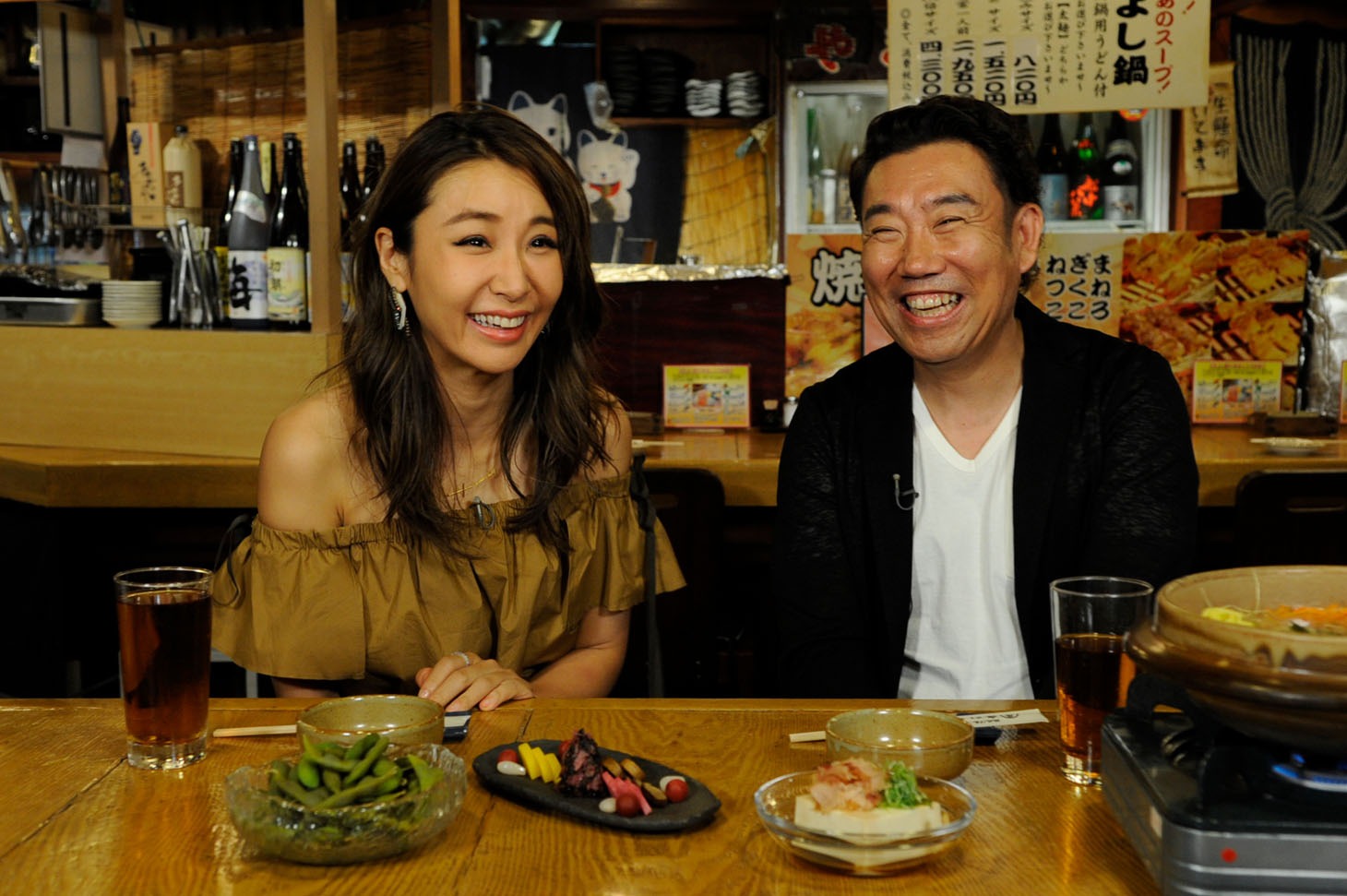 「はじめてのおとん酒」に出演する（左から）鈴木紗理奈、メッセンジャーあいはら。(c)ABC