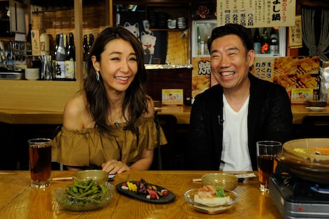 「はじめてのおとん酒」に出演する(左から)鈴木紗理奈、メッセンジャーあいはら。(c)ABC