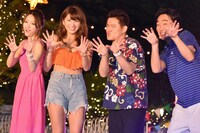 ハンバーグ師匠のポーズで写真撮影に応じる（左から）chay、久松郁実、スピードワゴン。