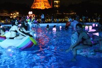 ナイトプールではしゃぐ「CanCam」読者たち。