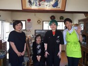 「住まいのダイエット」で母（左から2人目）が住む実家の片付けに臨む、まちゃまちゃ（右から2人目）。(c)ABC