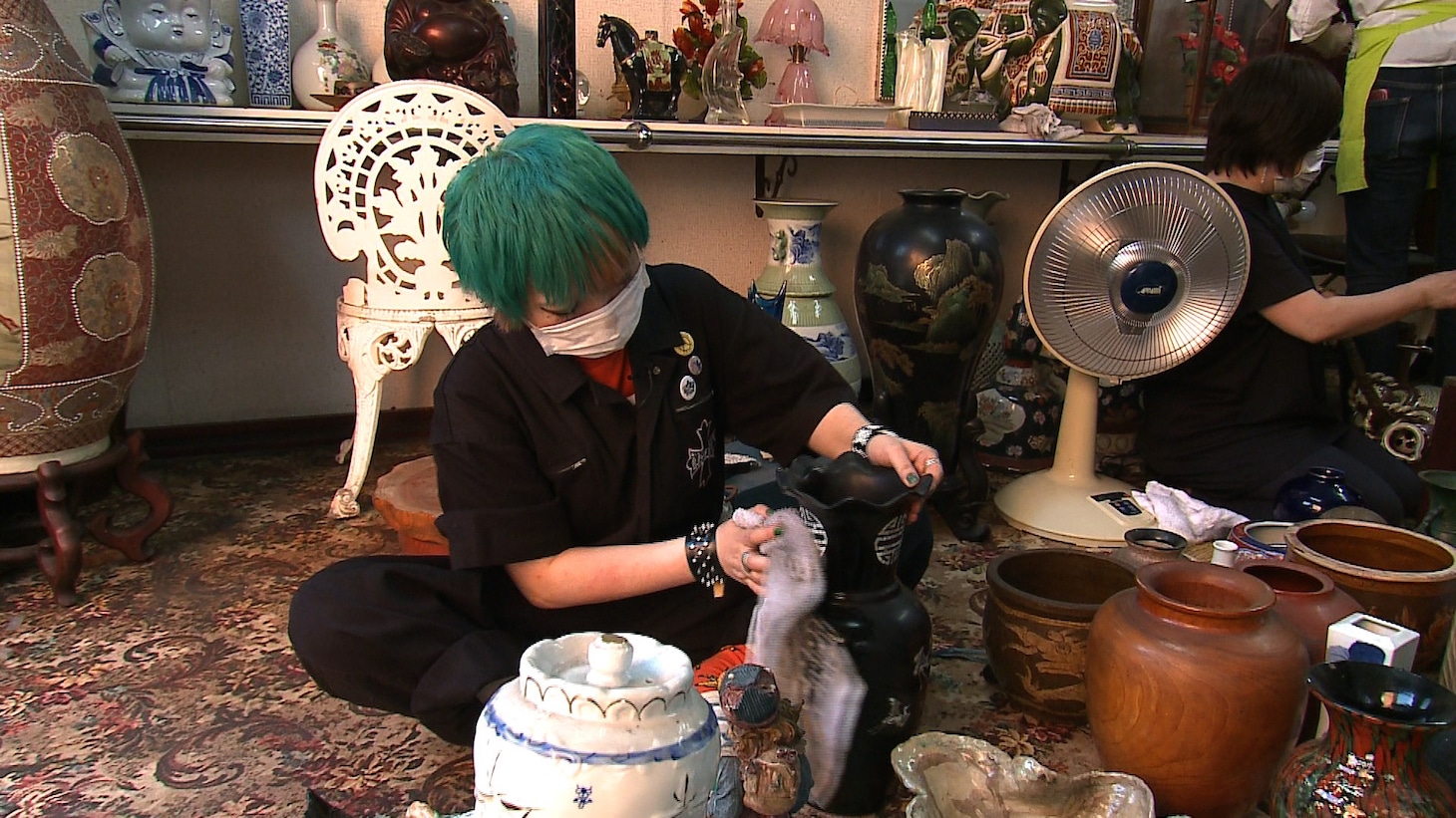 実家の片付けに臨む、まちゃまちゃ。(c)ABC