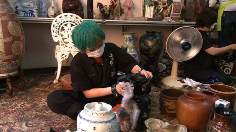 実家の片付けに臨む、まちゃまちゃ。(c)ABC