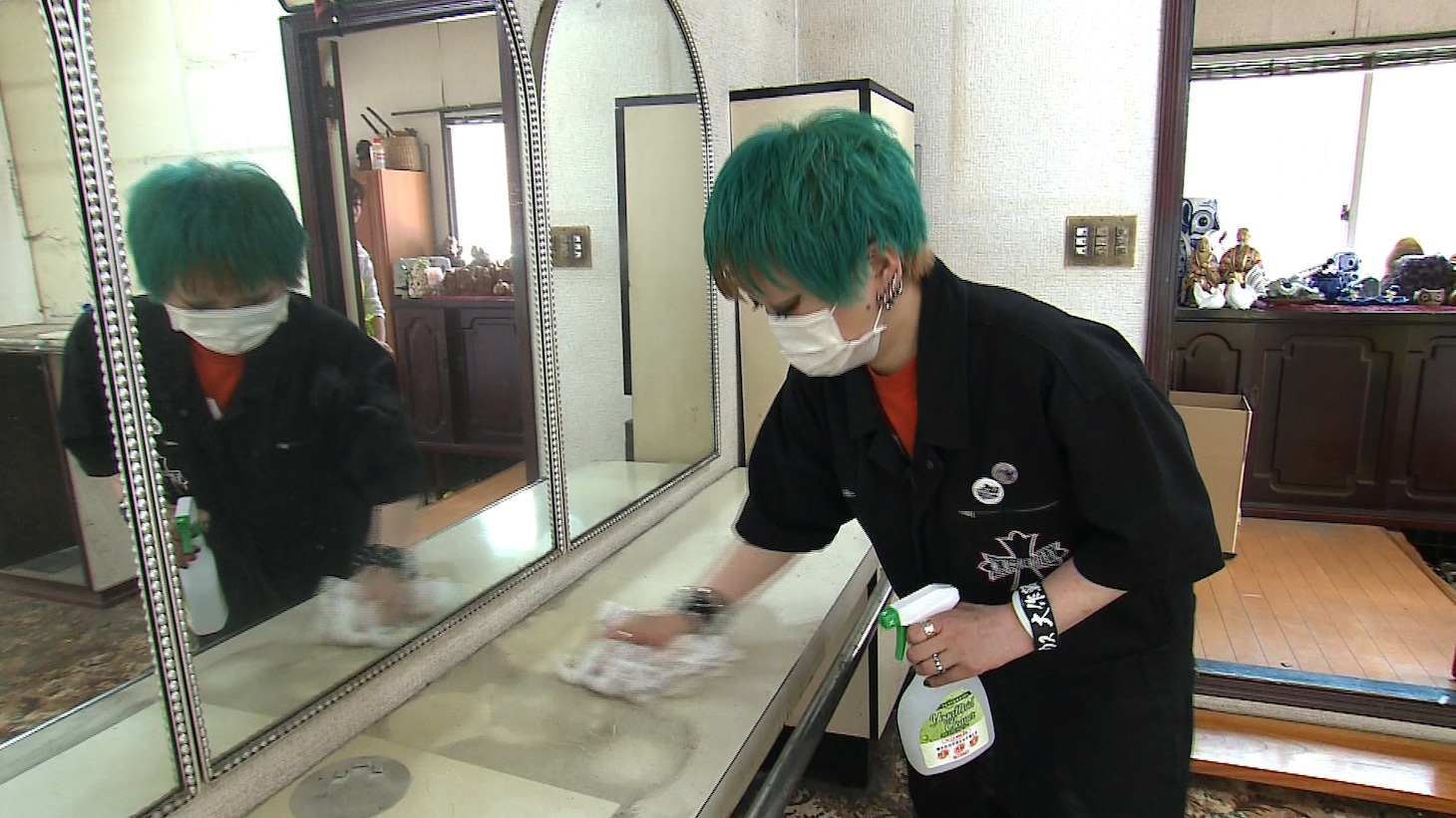 実家の片付けに臨む、まちゃまちゃ。(c)ABC