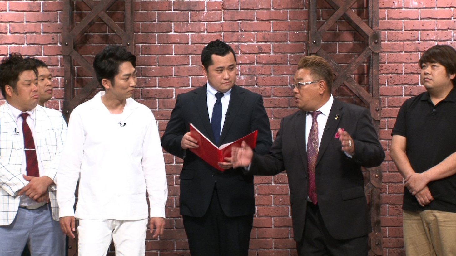 「EXD44」でNON STYLE石田とサンドウィッチマン伊達が繰り広げる「芸人代理戦争」のワンシーン。(c)テレビ朝日