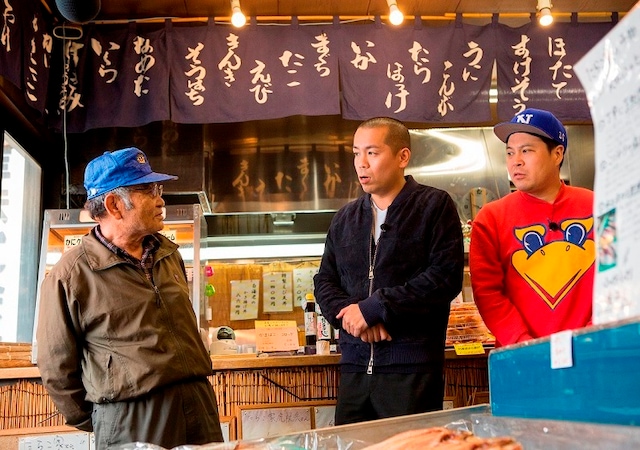 「タカアンドトシの北海道ひだか横断 今夜、宿ナシ二人旅」に出演するタカアンドトシ（右）。(c)UHB/YOSHIMOTOKOGYO