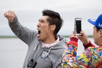 旅の資金獲得のためインスタ撮影に臨む篠原信一。(c)UHB/YOSHIMOTOKOGYO